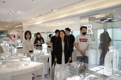 唐詩詠親臨永富集團，珠寶魅力驚艷四座